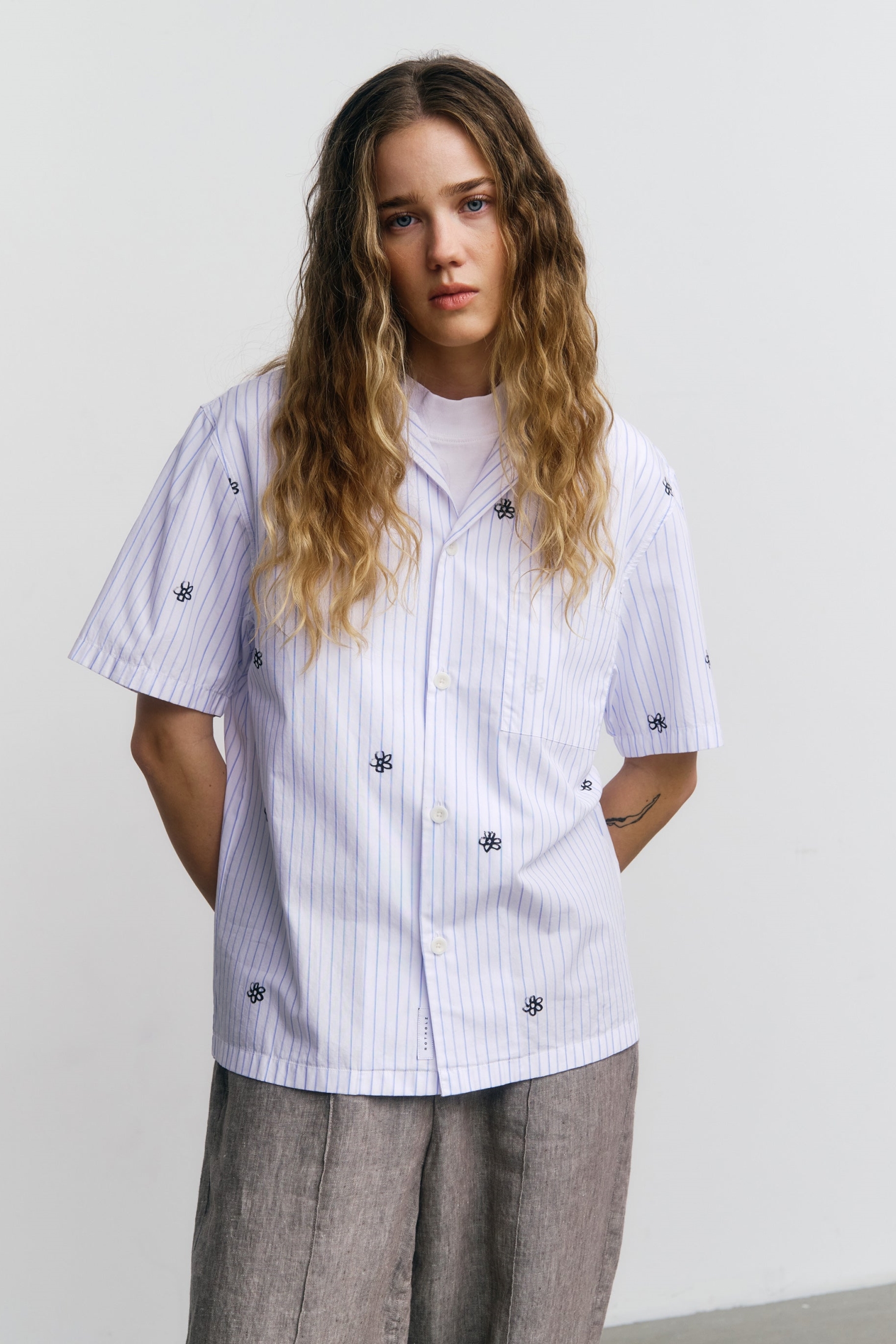 Image of Rotholz dames vegan Bowlingshirt Met Bloemenprint En Strepen