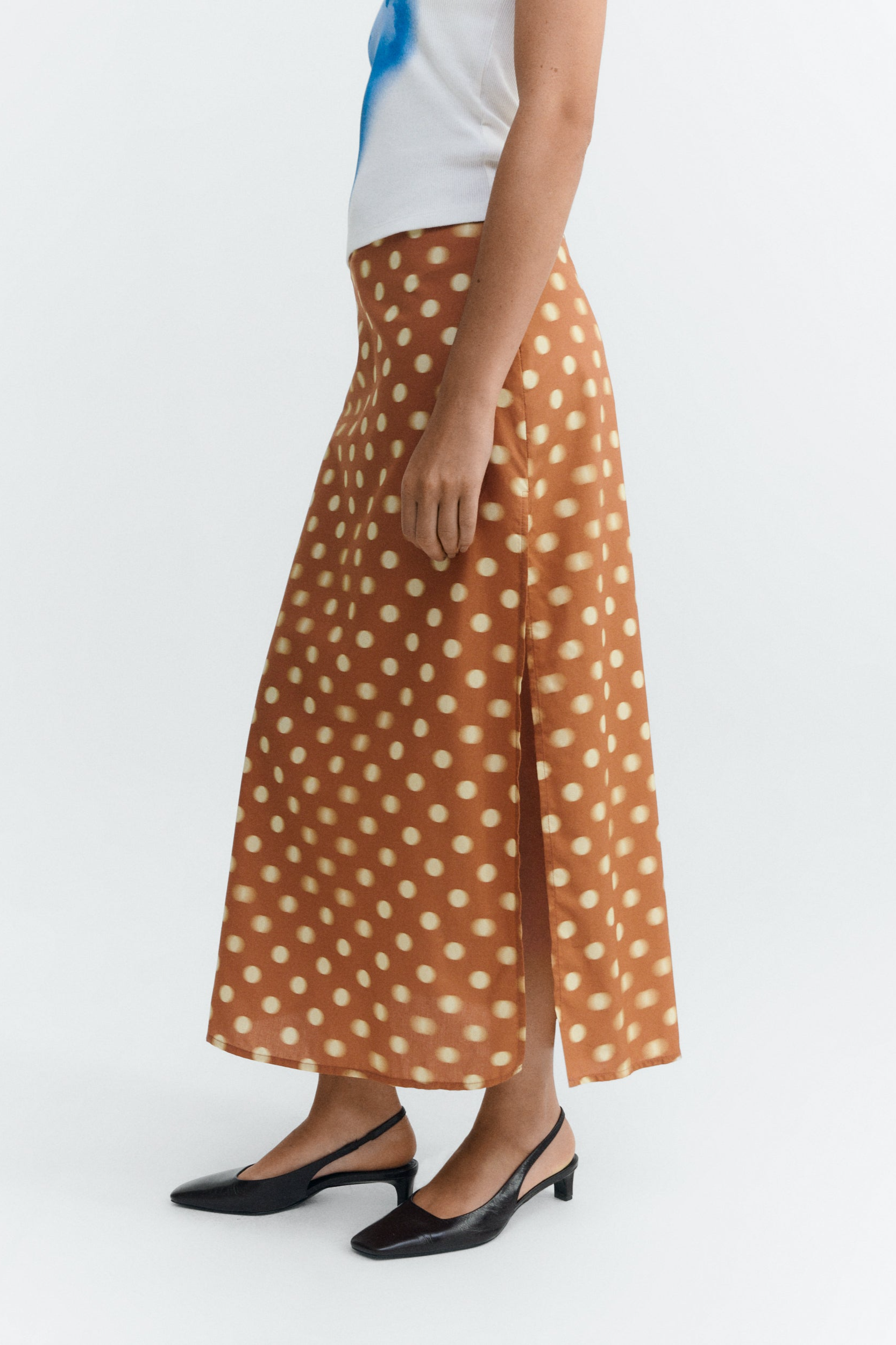 Image of Thinking MU dames vegan Midi Rok Kora Bruin Met Stippen