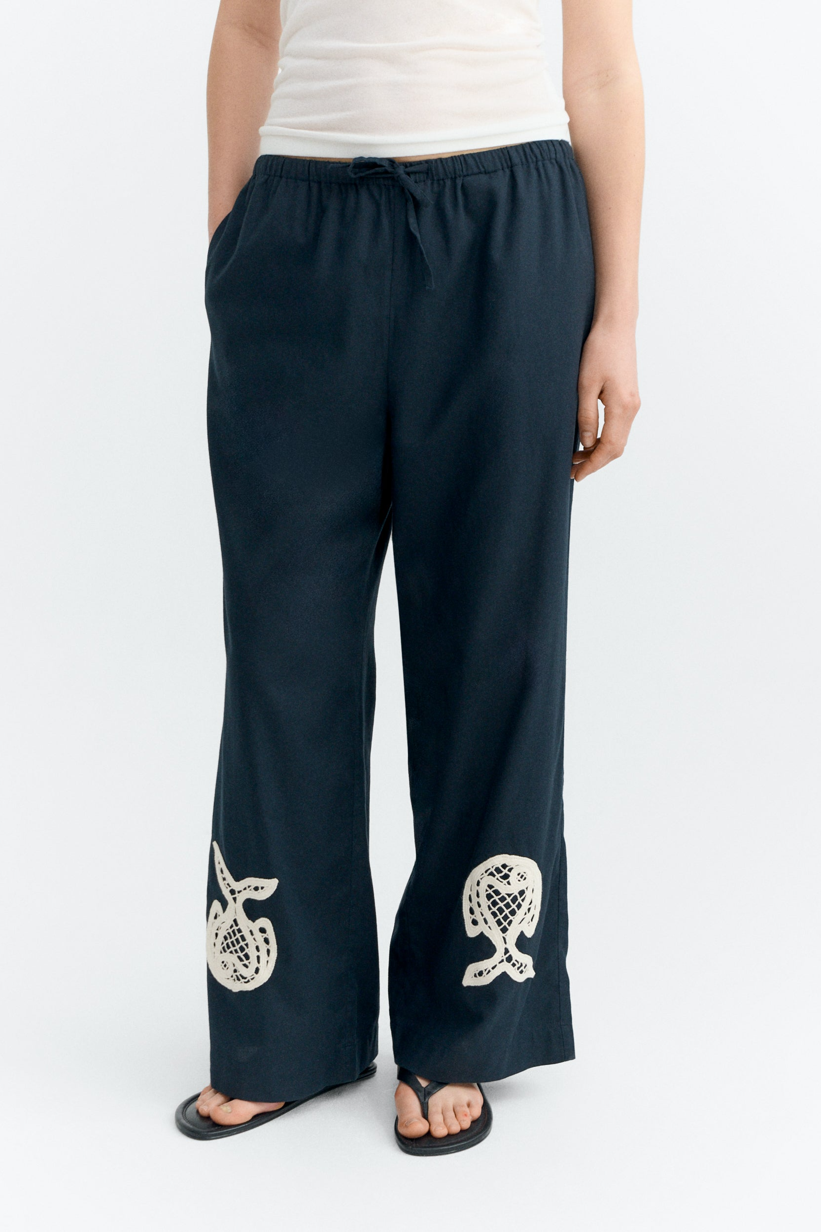 Thinking mu Damen vegan Hose Brigitte Handbestickt Entspannt Navy
