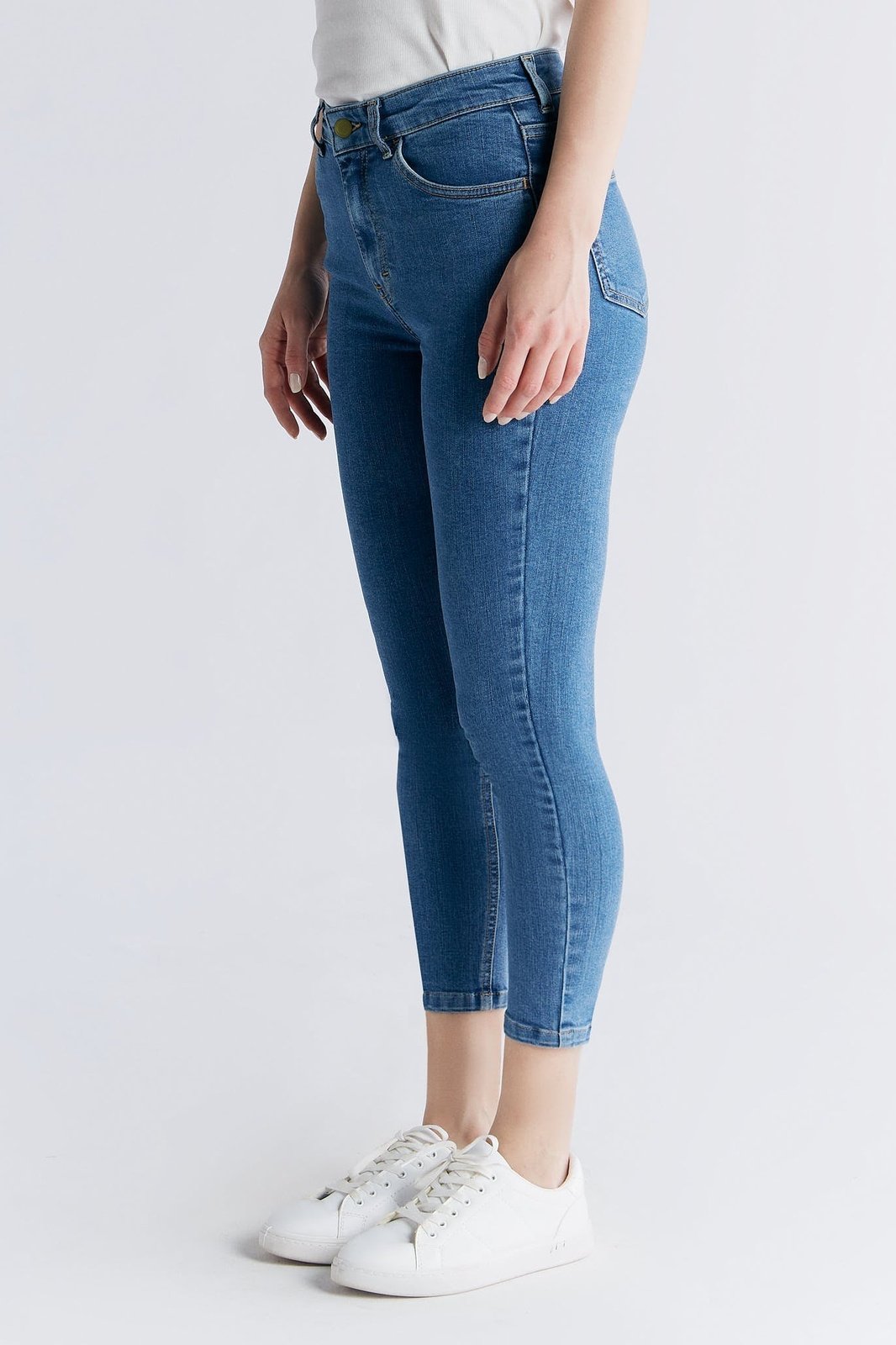 Evermind womens vegan Jeans Short Leg Skinny Fit Day Sky Blue