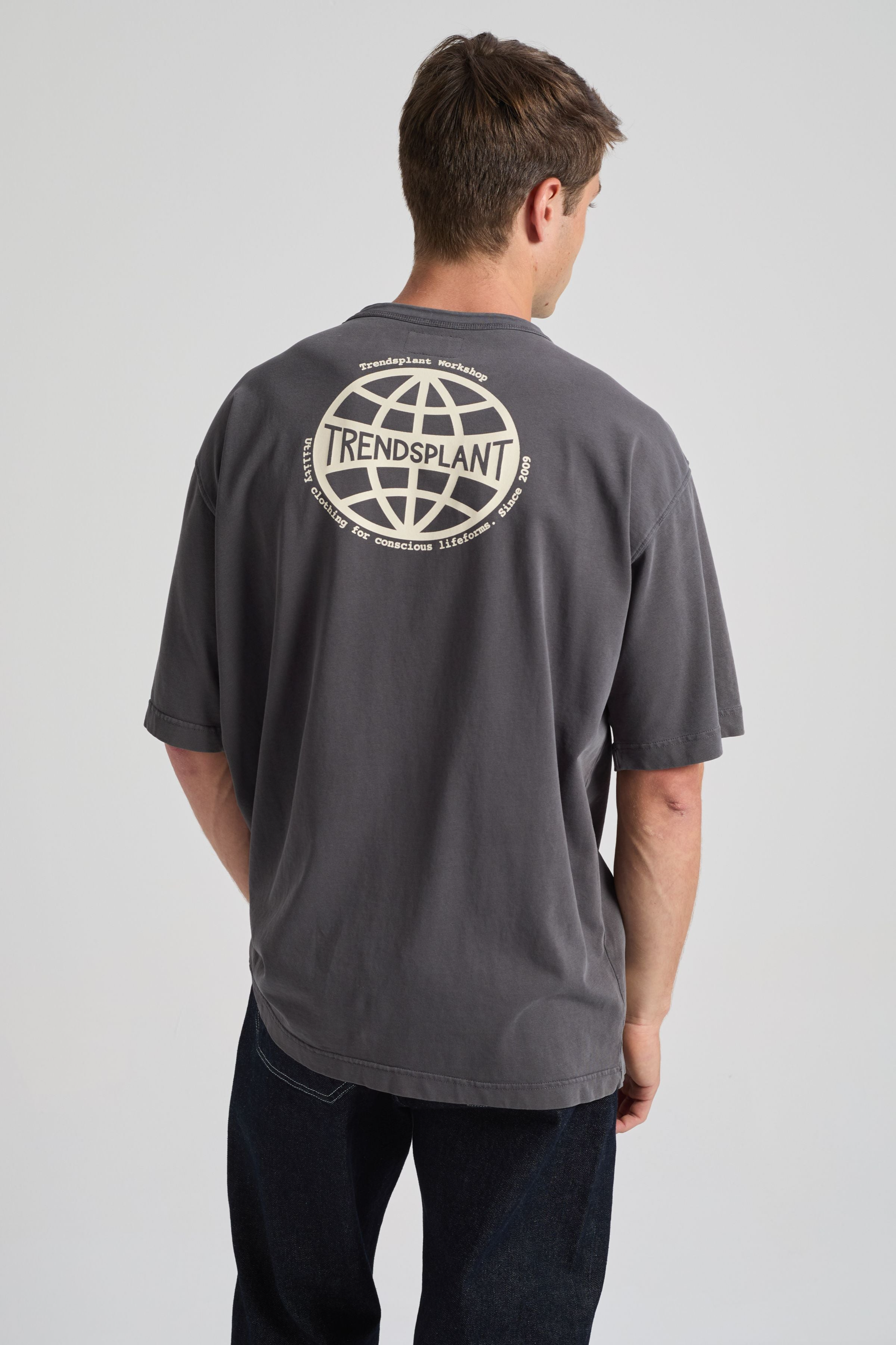 Trendsplant Herren vegan T-Shirt Von Supply Oversize In Der Farbe Forged Iron Grey