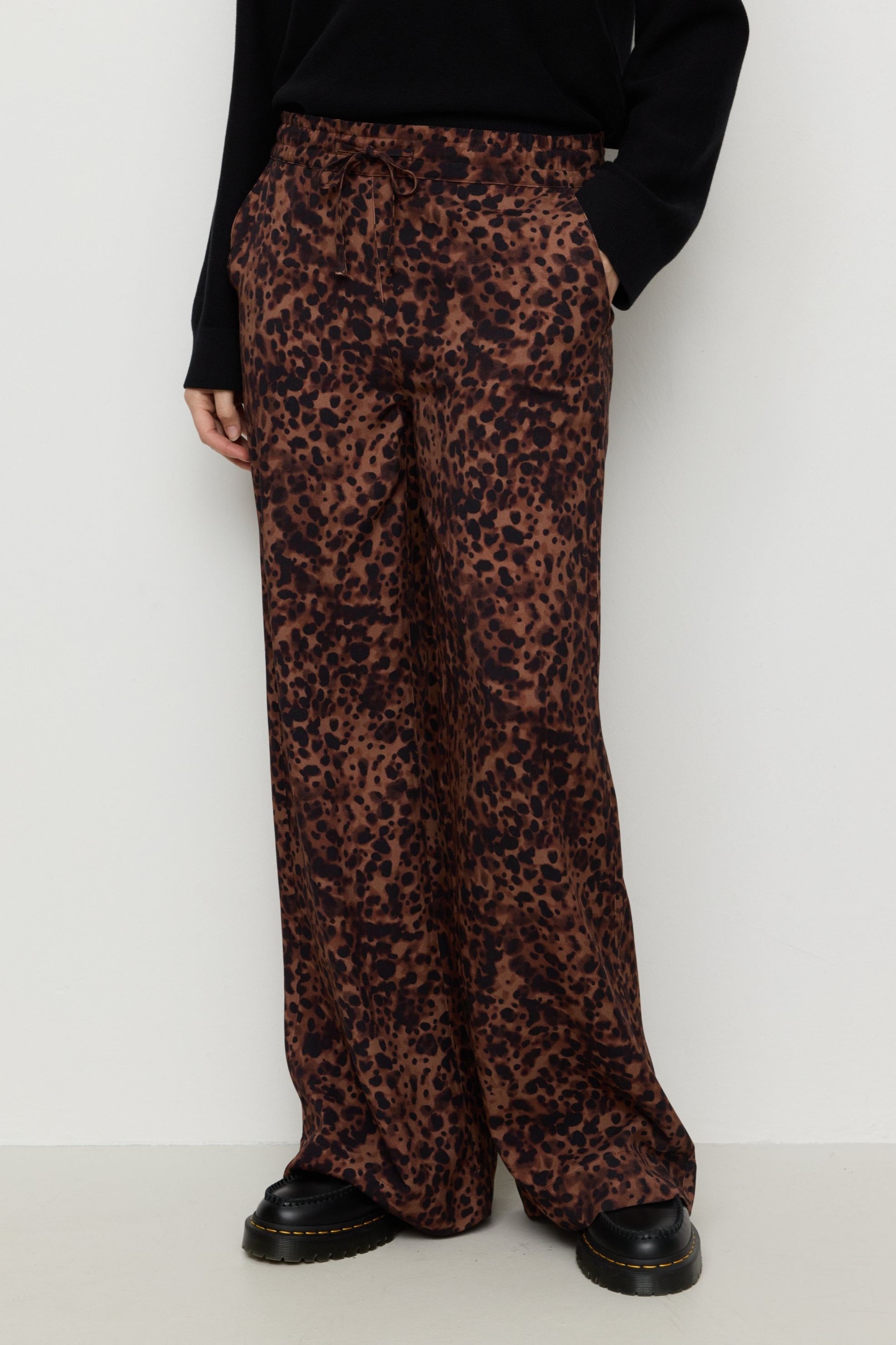 Recolution Damen vegan Hose Syringa Leo Cognacbraun