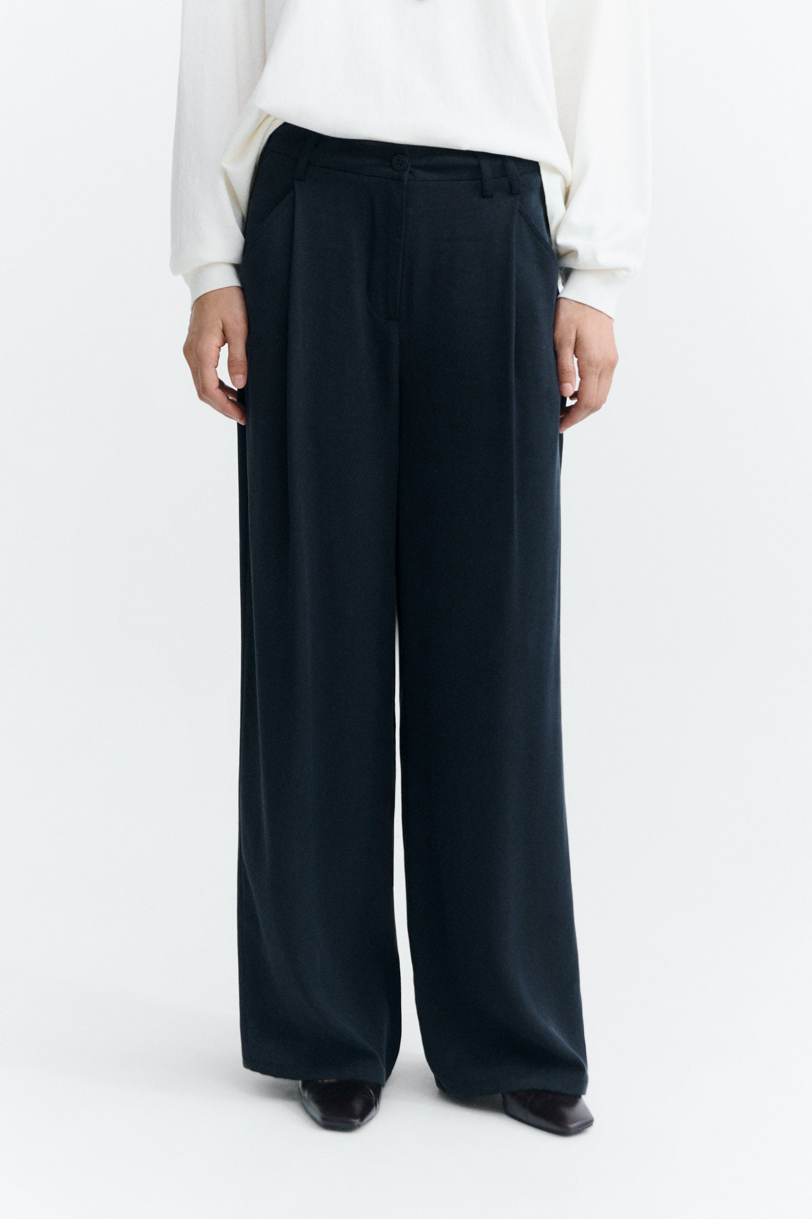 Thinking mu Damen vegan Hose Molly Weit Geschnitten Plissiert Schwarz