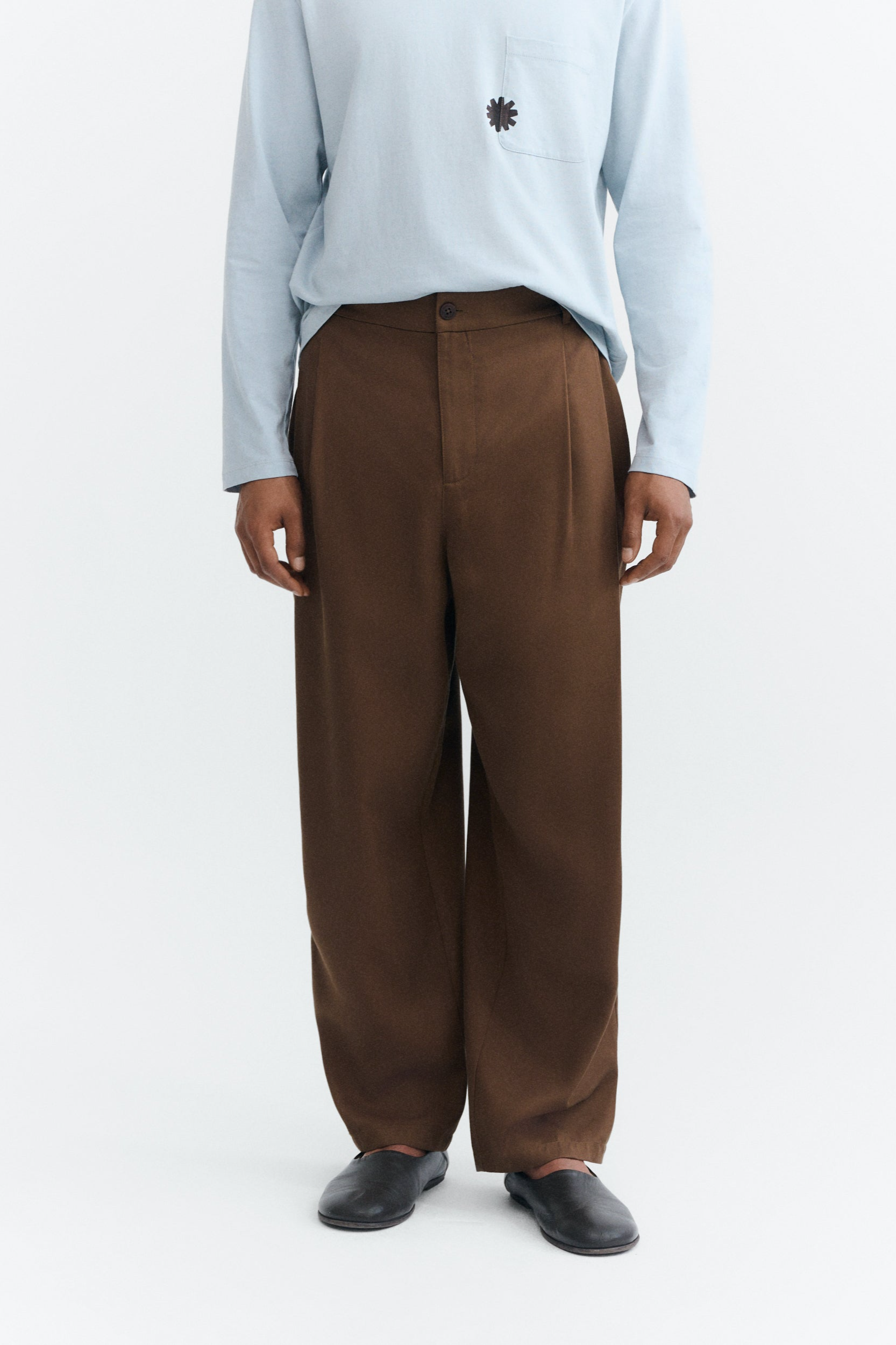 Thinking mu Herren vegan Hose Sigurd Carrot Plissiert Braun