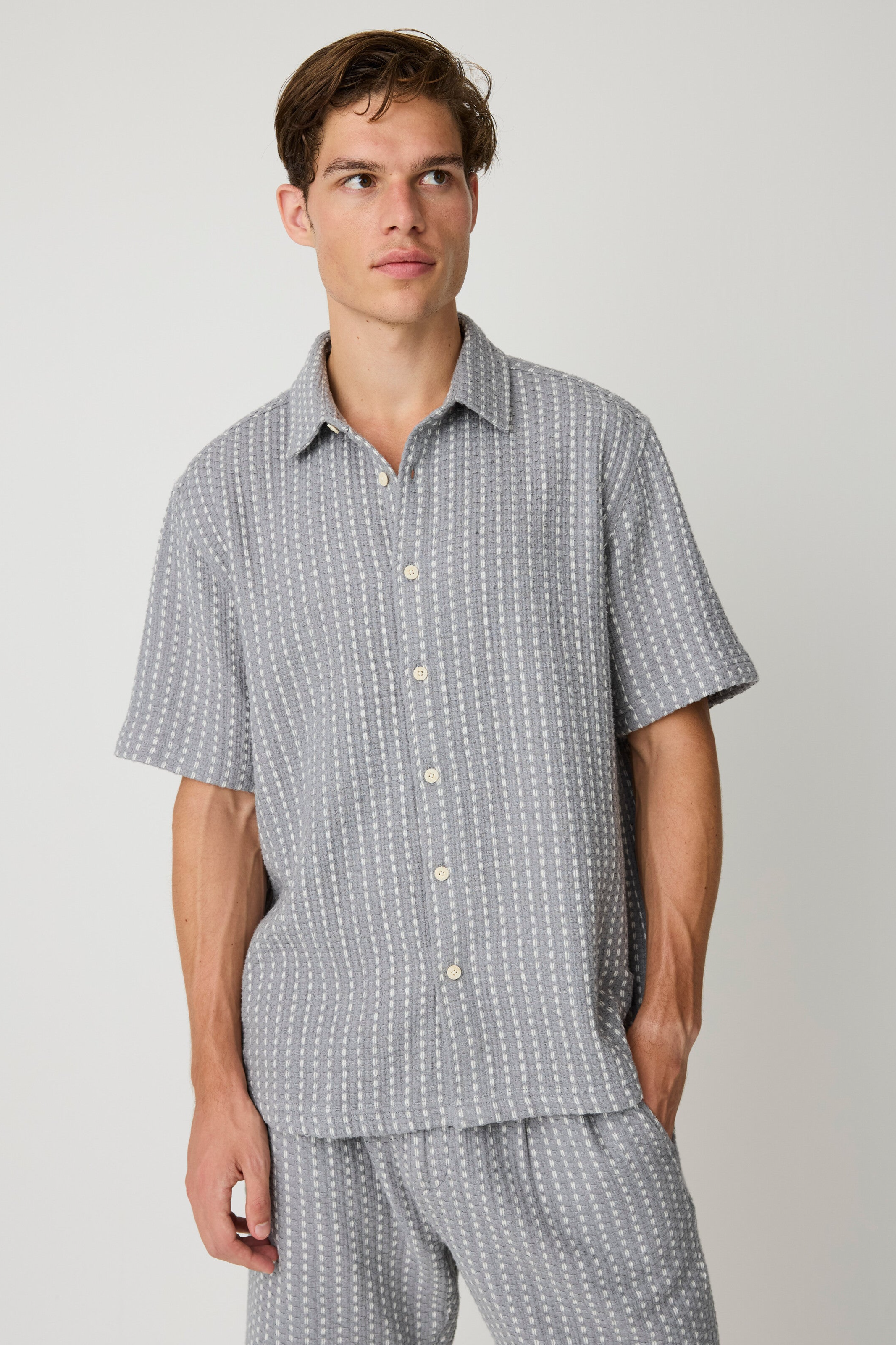 KnowledgeCotton Apparel Herren vegan Shirt Breeze Comfort Structure Kurz&Atilde;&curren;rmelig Grau Gestreift
