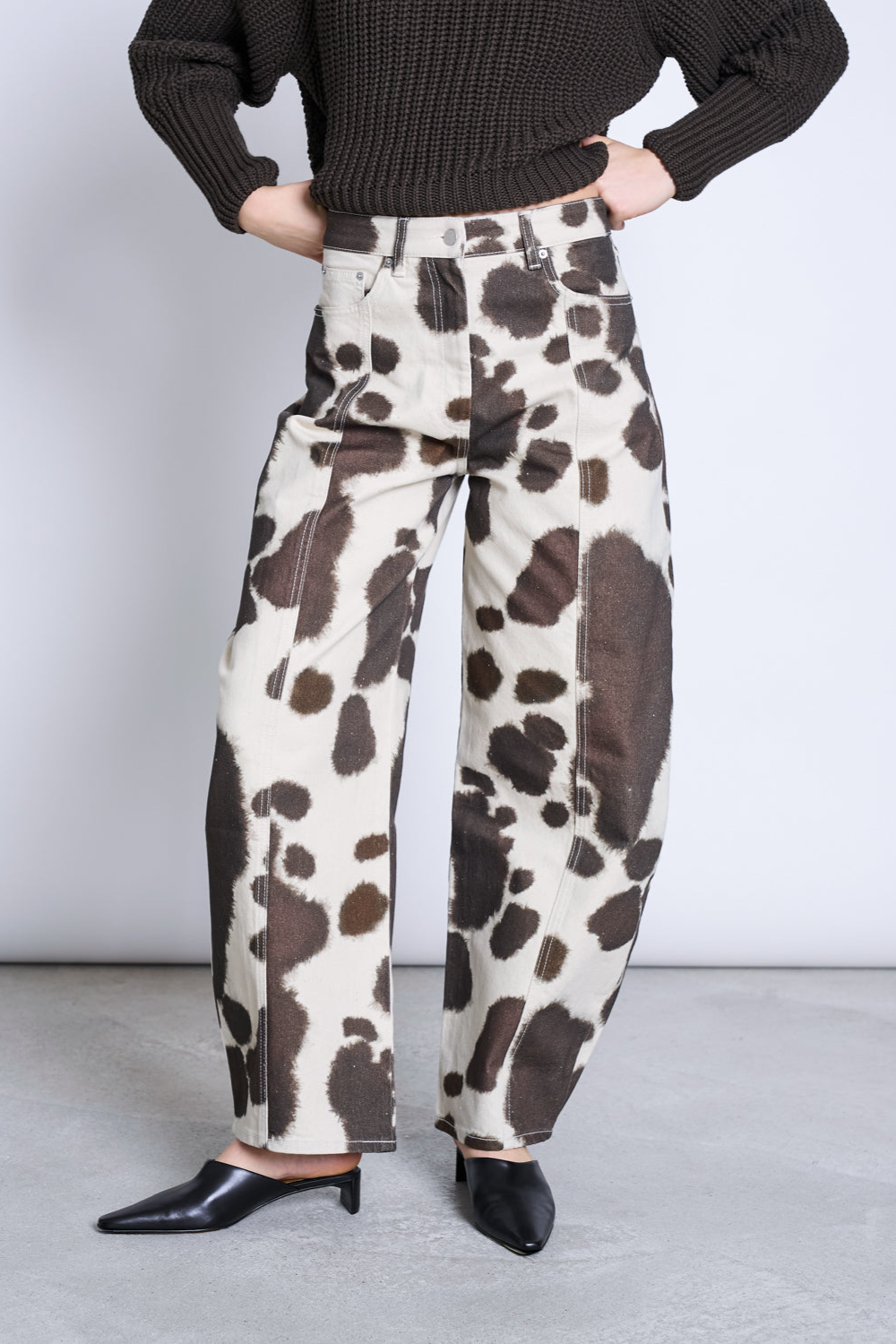 JAN N JUNE JAN 'N JUNE Damen vegan Jeans Mit Weitem Bein Faya Mit Kuhmuster