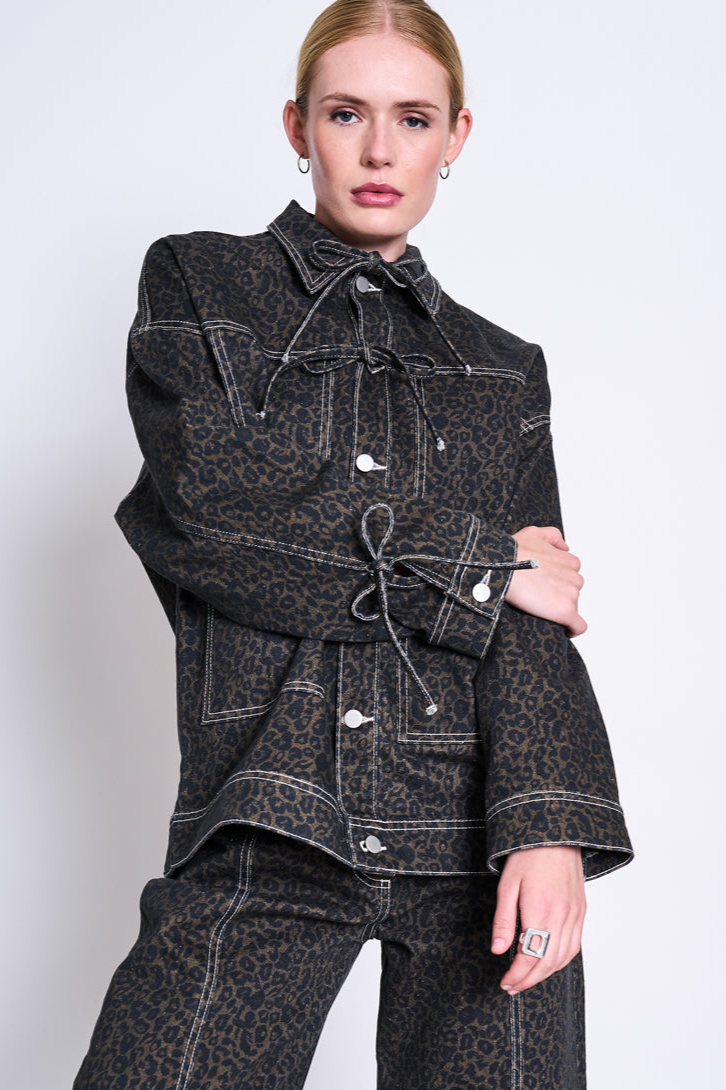 JAN N JUNE Damen vegan Jacke Aus Locker Sitzendem Denim Fina Dunkel Leo-Print