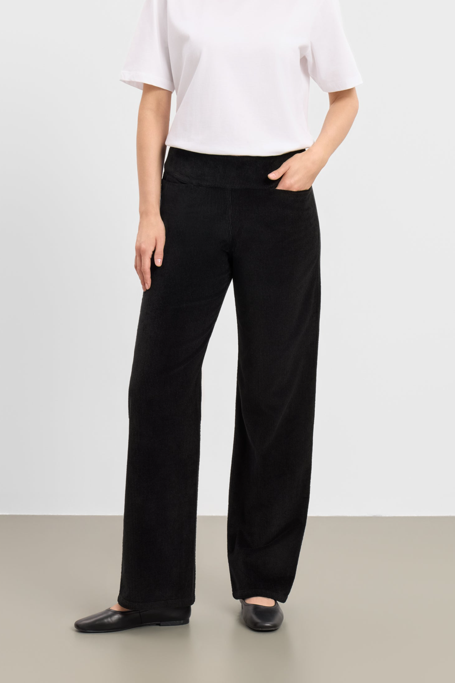 LAURIE Damen vegan Hose Thea Straight Aus Cord Mittellang Schwarz