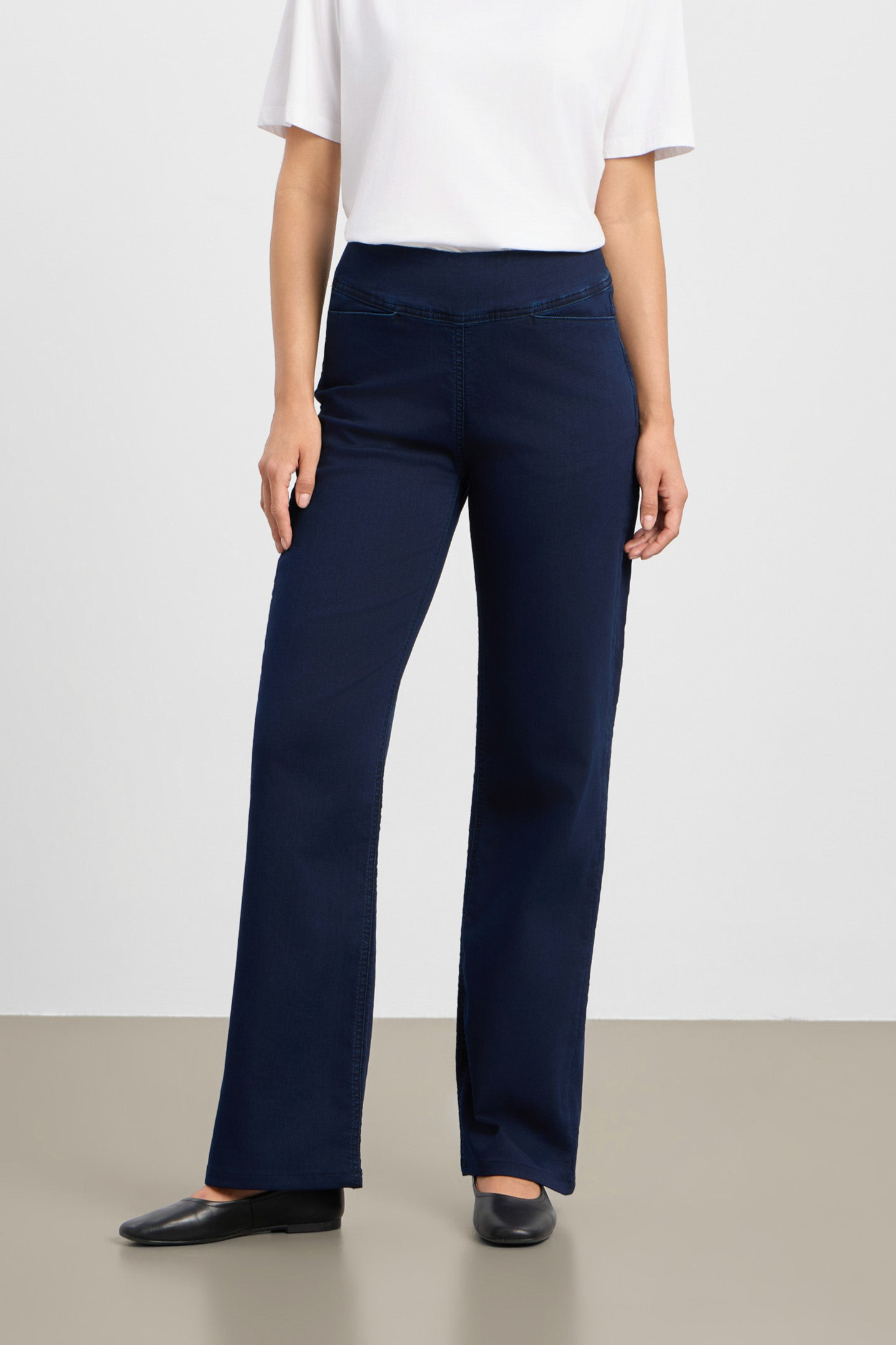 LAURIE Damen vegan Hose Thea Gerade Schnitt Mittellang Dunkelblauer Denim