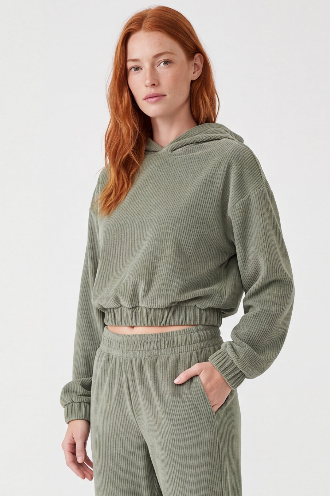 ORGANICATION Damen vegan Kurzer Hoodie Aus Cord Olivgr&Atilde;&frac14;n