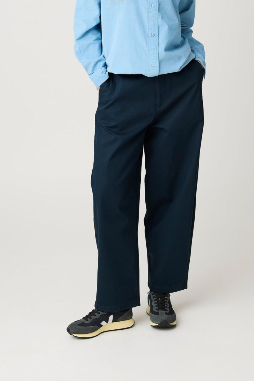 KnowledgeCotton Apparel Damen vegan Hose Bloom Barrel Pique Total Eclipse Blau