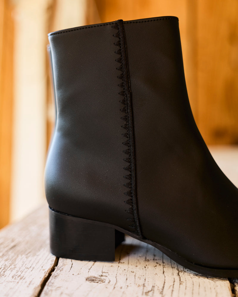 Minuit Sur Terre womens vegan Boots Yvoire Black