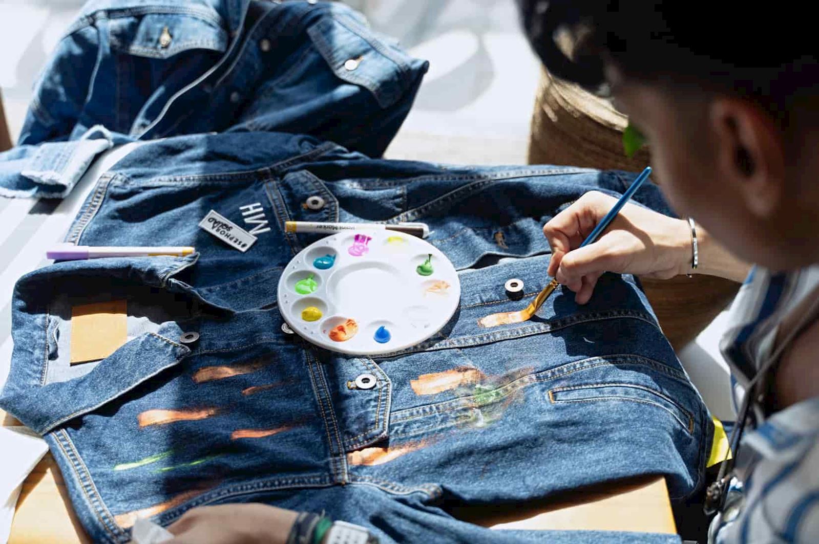 Upcycling Jeans with paint