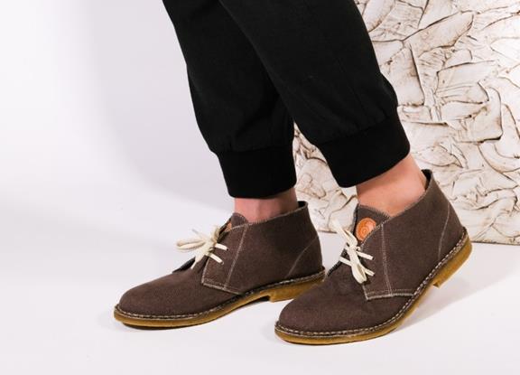 Desert Boots Hazelnootbruin from Shop Like You Give a Damn