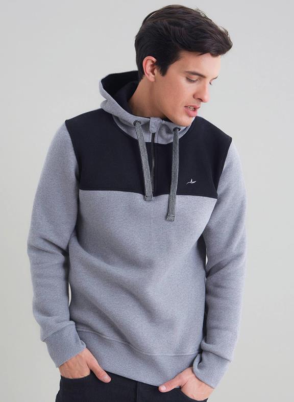 Hooded Sweater With Contrast 1