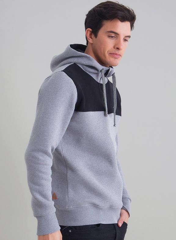 Hooded Sweater With Contrast 3