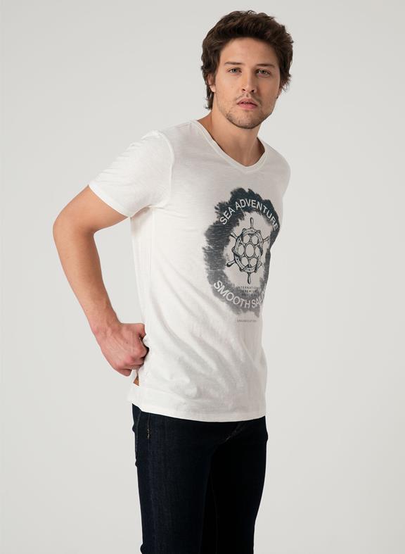 T-Shirt With V-Neck And Print 3