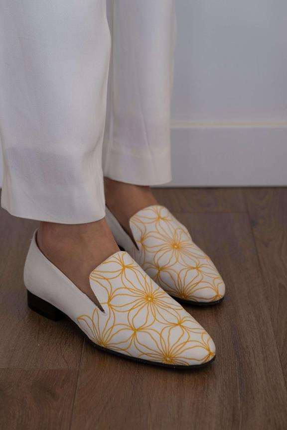 Loafers Bloemen Geel & Wit via Shop Like You Give a Damn