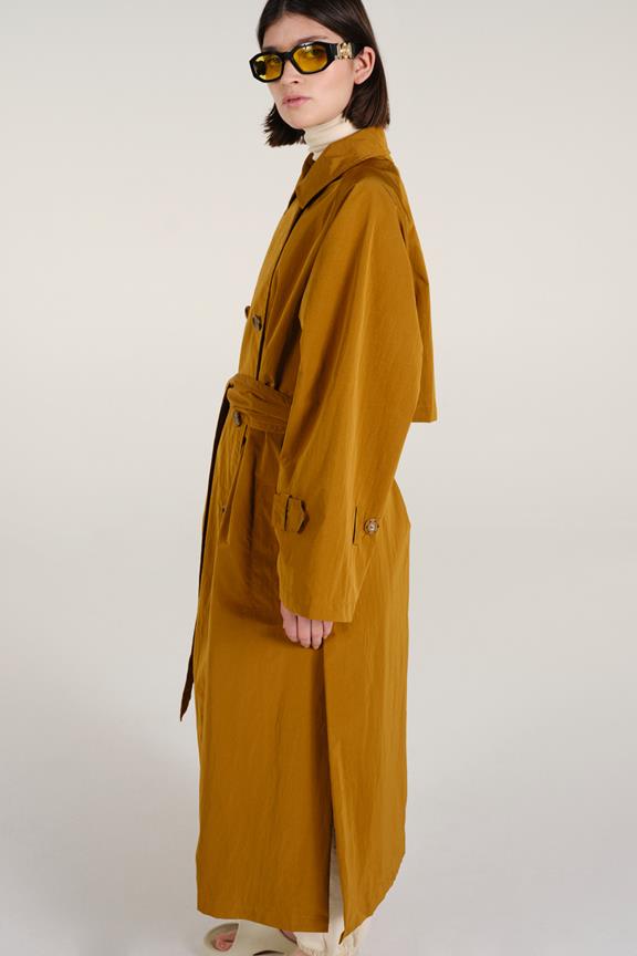 Trenchcoat Kalvi Goud from Shop Like You Give a Damn