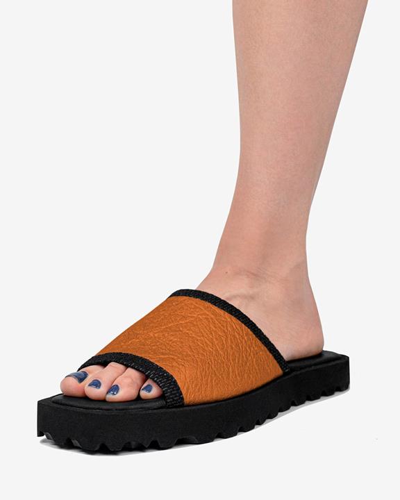 Platte Slippers Pina Bruin from Shop Like You Give a Damn