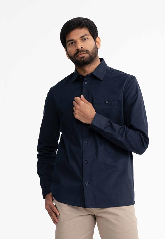 Twill Overhemd Ashutosh Marineblauw via Shop Like You Give a Damn