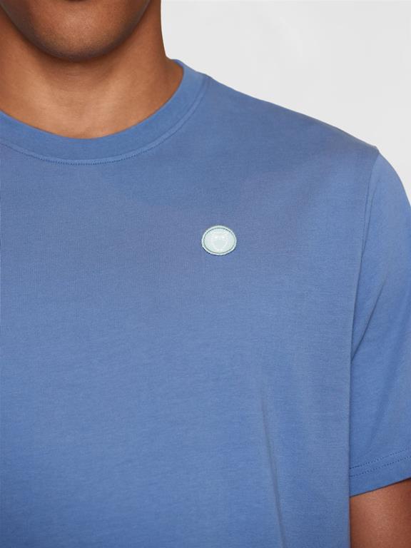 T-Shirt Badge Blauw from Shop Like You Give a Damn