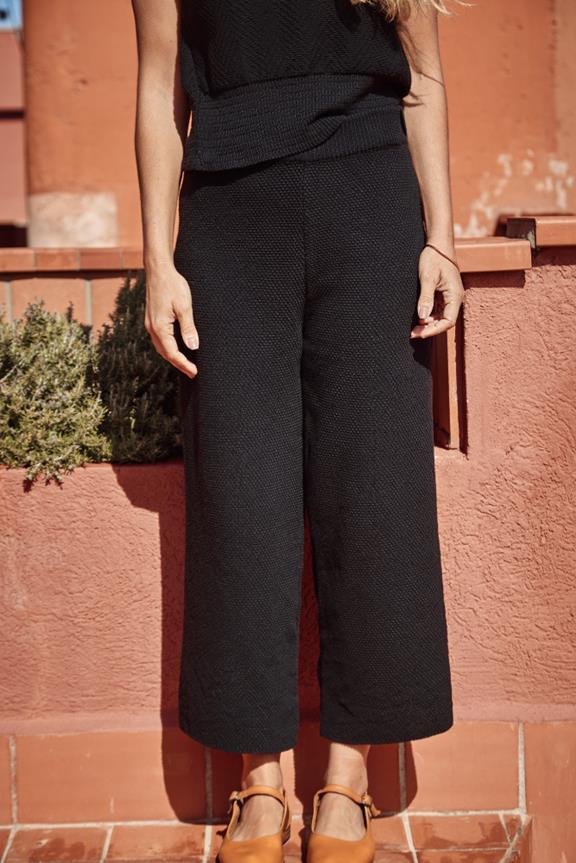 Cropped Broek Louisa Zwart from Shop Like You Give a Damn