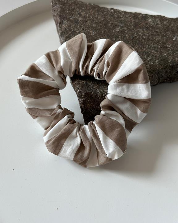 Scrunchie Bruin En Wit Gestreept via Shop Like You Give a Damn