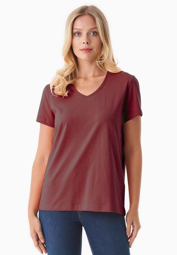 T-Shirt Basic V-Hals Merlot via Shop Like You Give a Damn