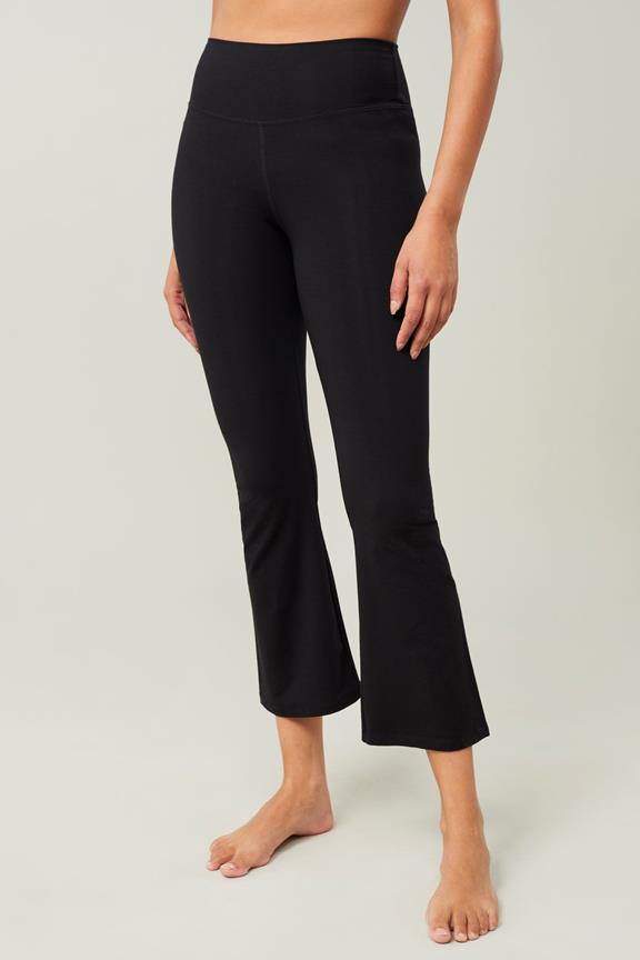 Broek Cropped Flared Zwart via Shop Like You Give a Damn