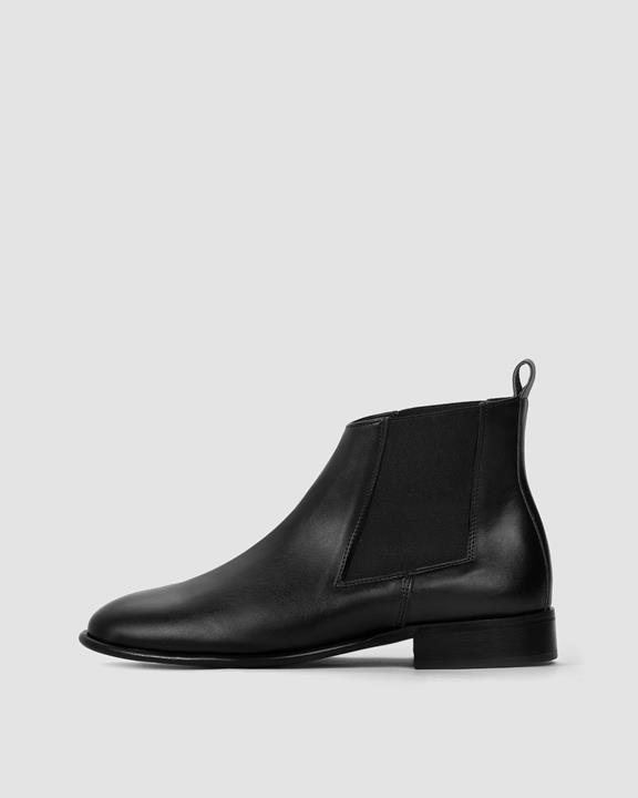 Black pointed toe chelsea boots online