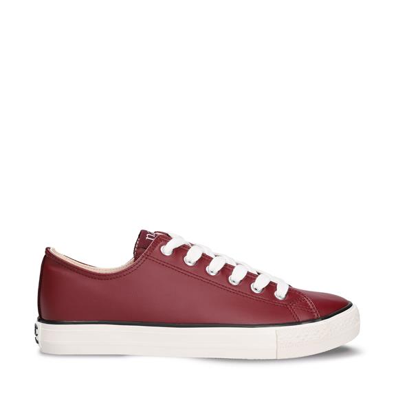 Sneakers Kruidnagel Rood via Shop Like You Give a Damn