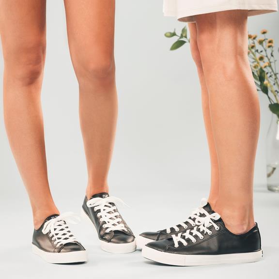 Sneakers Clove Zwart from Shop Like You Give a Damn