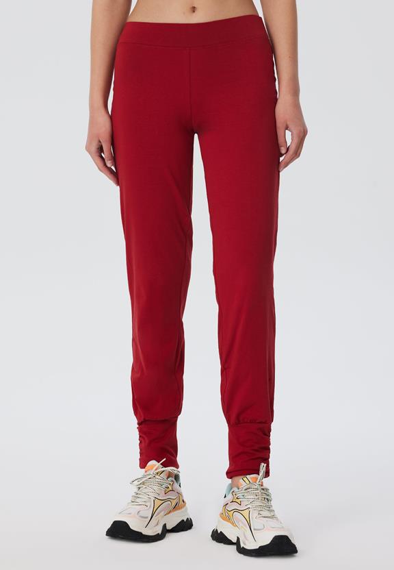 Yogabroek Stretch Rood via Shop Like You Give a Damn