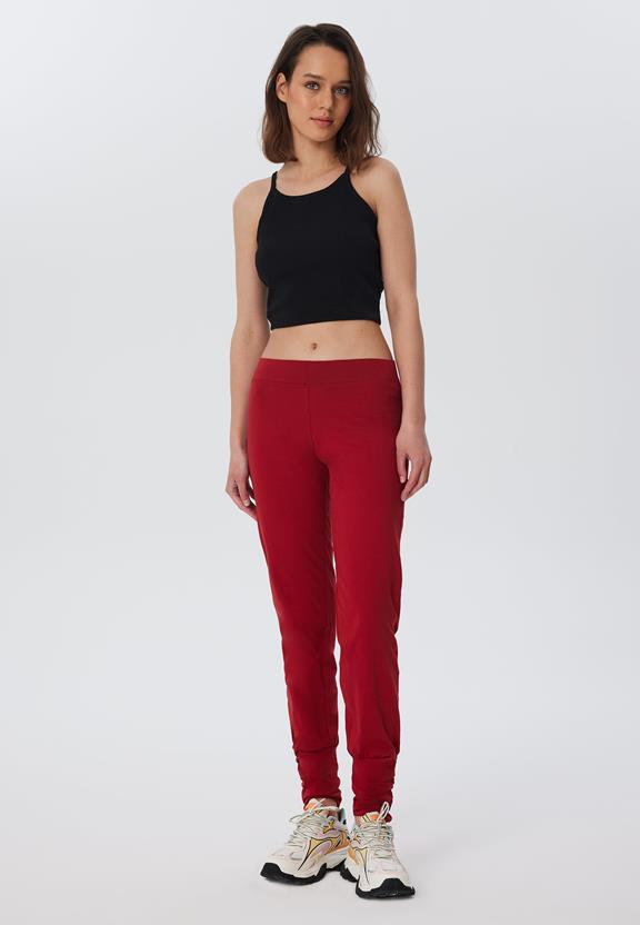 Yogabroek Stretch Rood from Shop Like You Give a Damn