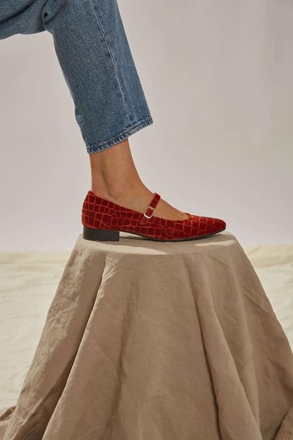 Ballerina's Coco Velvet Lava Rood via Shop Like You Give a Damn