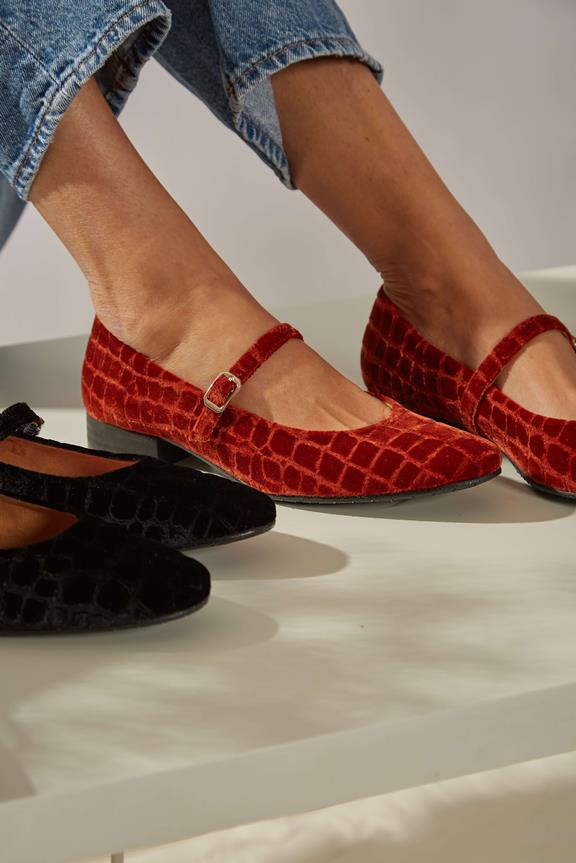 Ballerina's Coco Velvet Lava Rood from Shop Like You Give a Damn