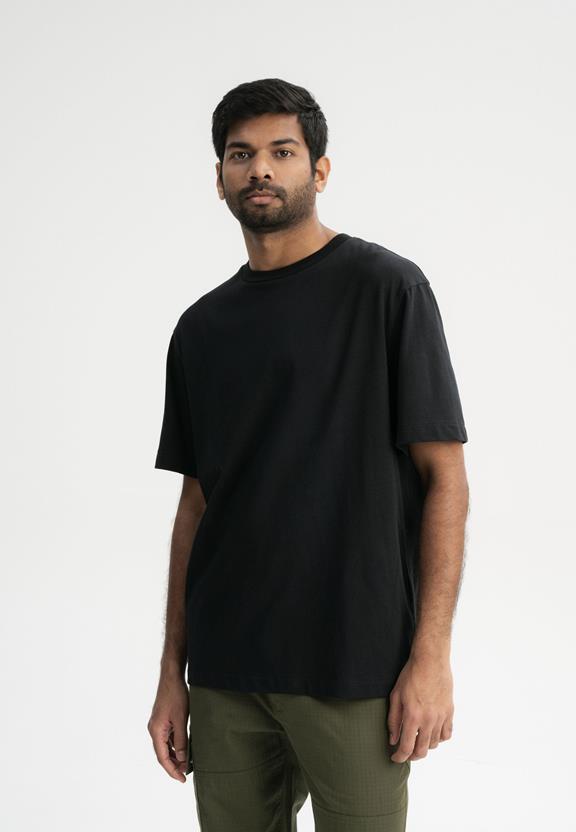 T-Shirt Oversized Zware Bhajan Zwart via Shop Like You Give a Damn