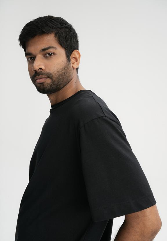 T-Shirt Oversized Zware Bhajan Zwart from Shop Like You Give a Damn