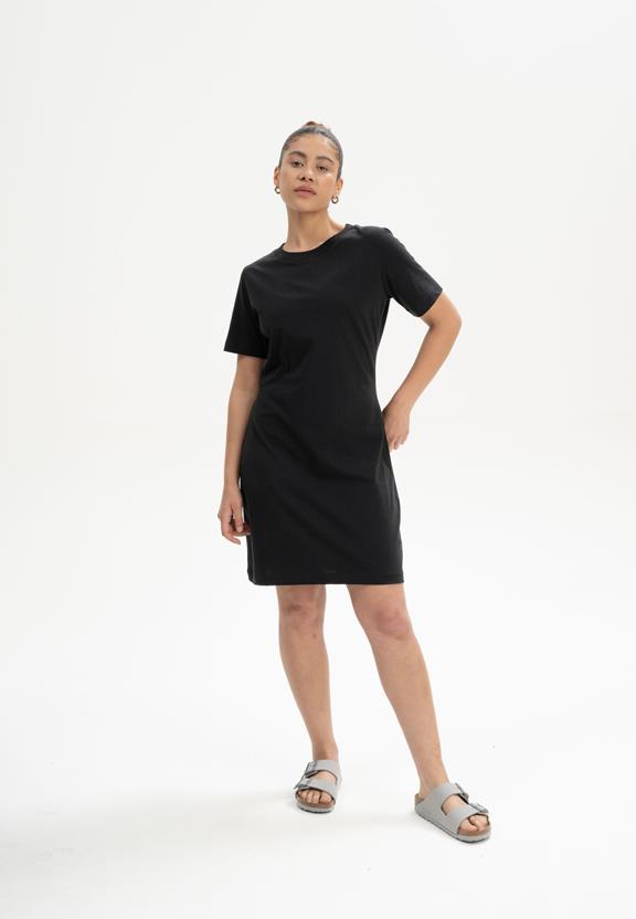 T-Shirtjurk Darsha Zwart via Shop Like You Give a Damn