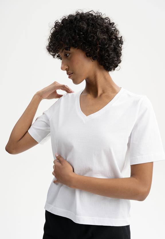 T-Shirt V-Hals Ankita Wit from Shop Like You Give a Damn