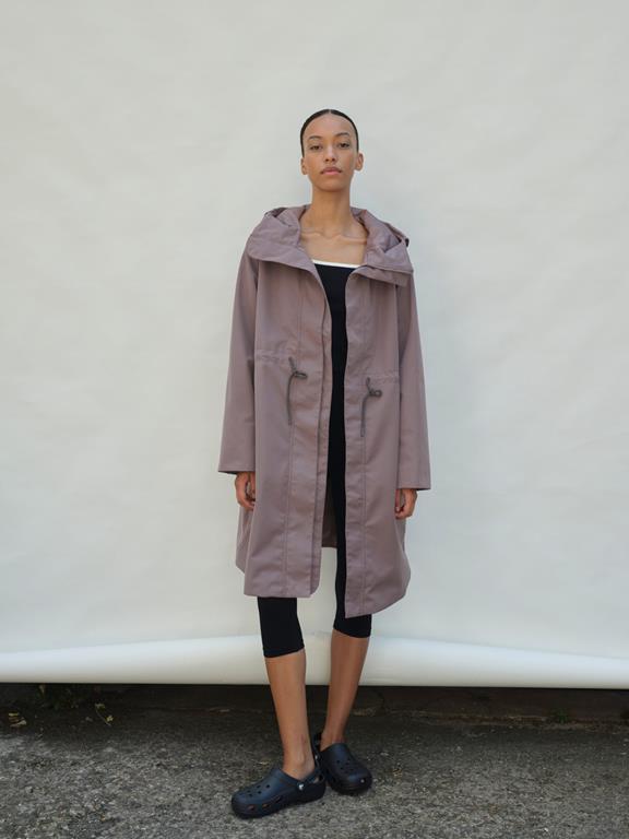 Regenjas Hammond Taupe via Shop Like You Give a Damn