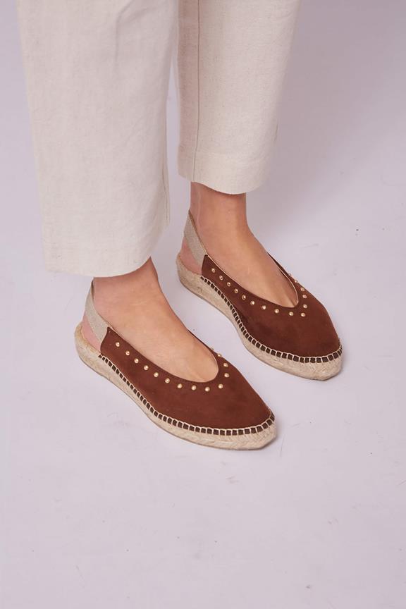Sandalen Met Studs Cognac via Shop Like You Give a Damn