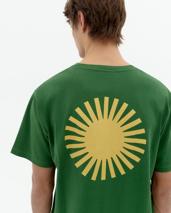 T-Shirt Met Gele Zon Op De Rug Groen via Shop Like You Give a Damn