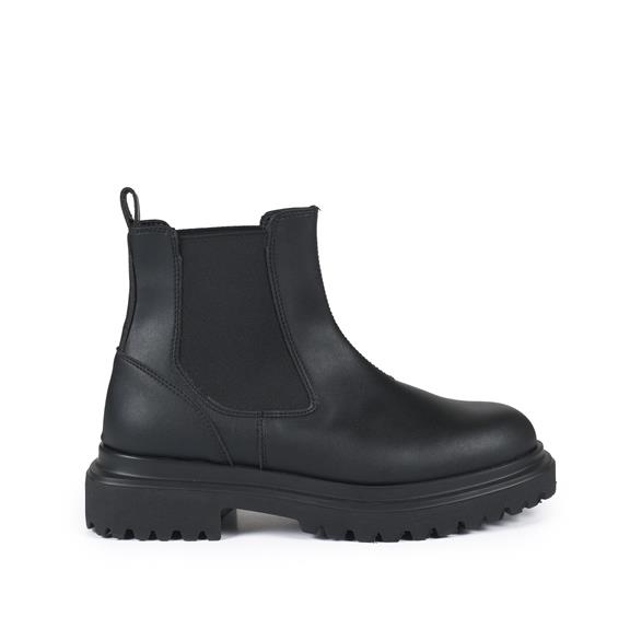 Chelseaboots Penny Zwart via Shop Like You Give a Damn