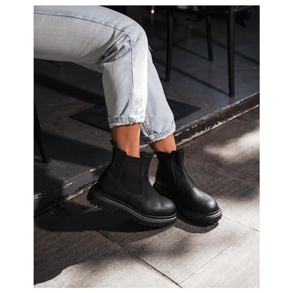 Chelseaboots Penny Zwart from Shop Like You Give a Damn