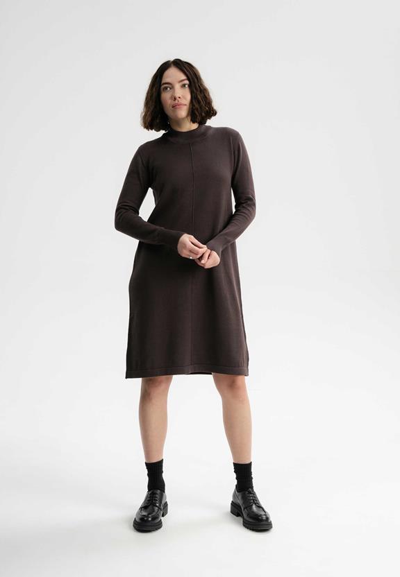 Jurk Fijn Gebreid Basic Harleen Donkerbruin via Shop Like You Give a Damn