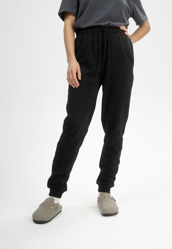 Joggingbroek Akesha Zwart via Shop Like You Give a Damn
