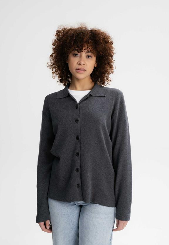 Vest Fijn Gebreid Ulupi Donkergrijs via Shop Like You Give a Damn