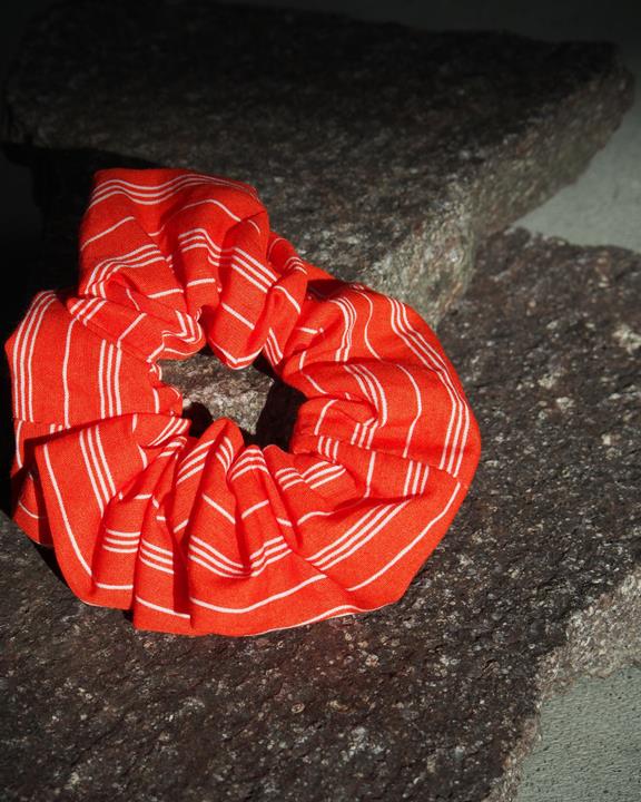 Scrunchie Grote Gestreepte Kersenrood / Wit via Shop Like You Give a Damn